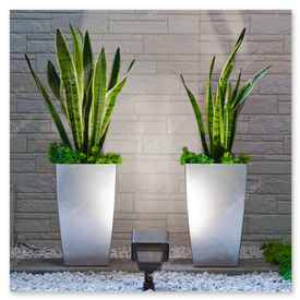 Lampada in legno di recupero accesa su tavolo