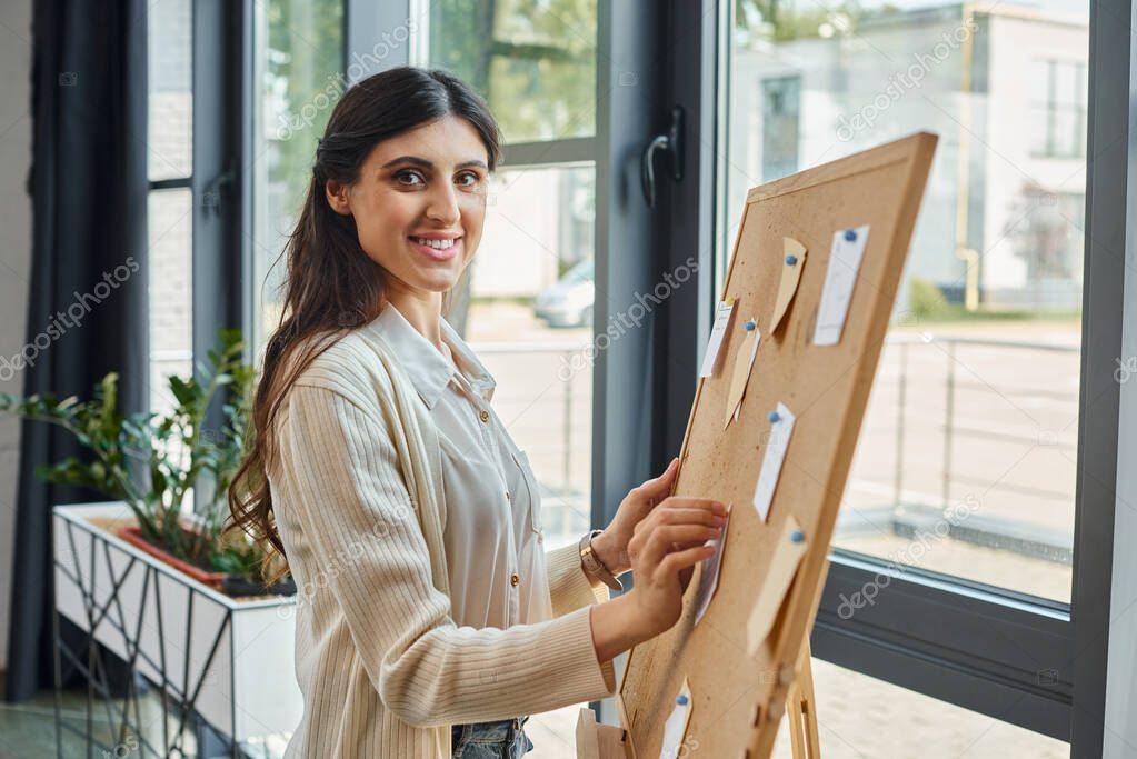 Pianificazione creativa con lavagna e note