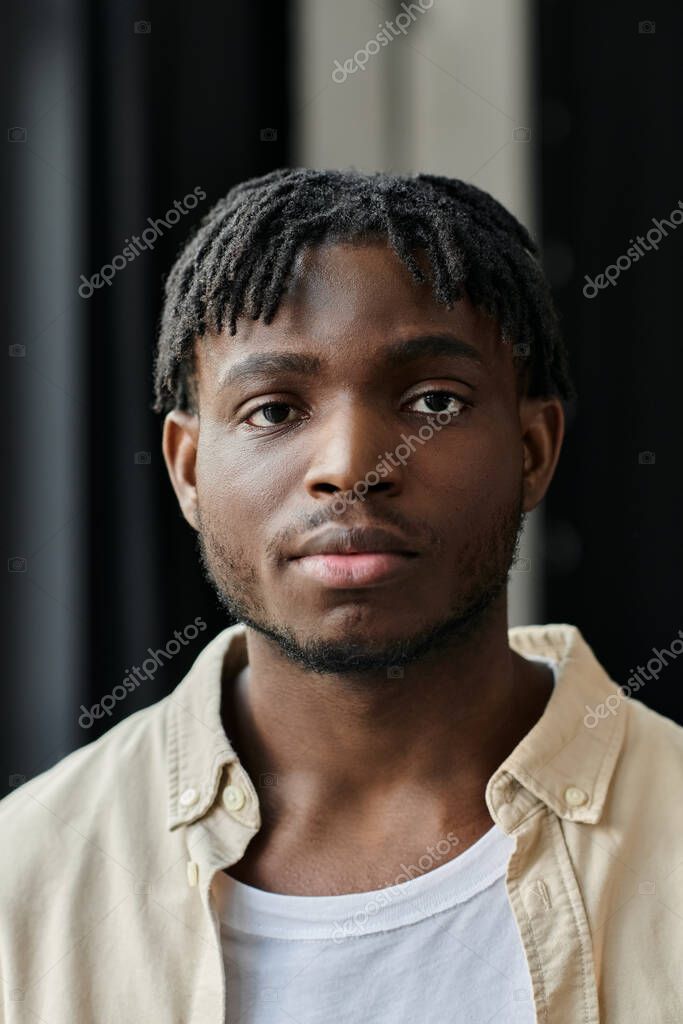 Ritratto del fondatore nello studio creativo