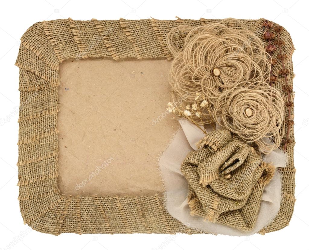 Cornice decorata con spago e texture naturali